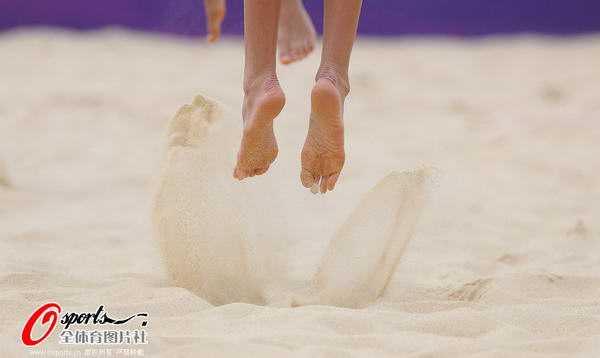 奥运图:沙排比赛赛况 跳起扬沙
