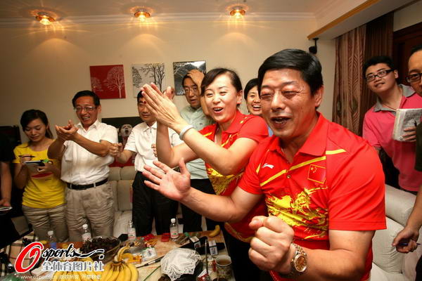 奥运图张继科乒乓男单夺冠全家欢庆
