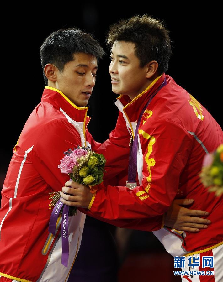 王皓和张继科在领奖台上拥抱