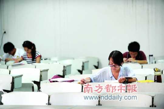 昨日，五邑大学一教室内，不少学生利用假期复习功课。南都记者刘在富摄