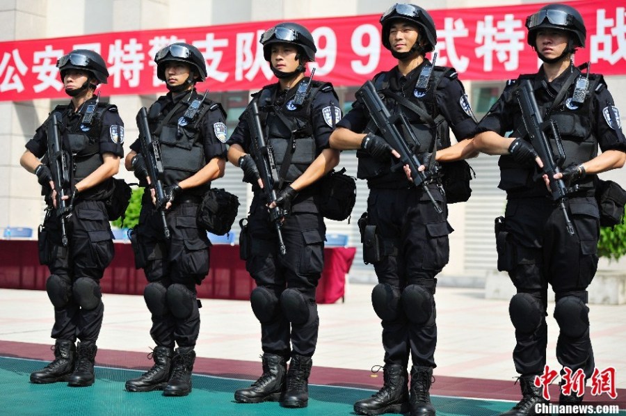 高清:深圳特警新式服装很有潮 警帽换成贝雷帽(组图)