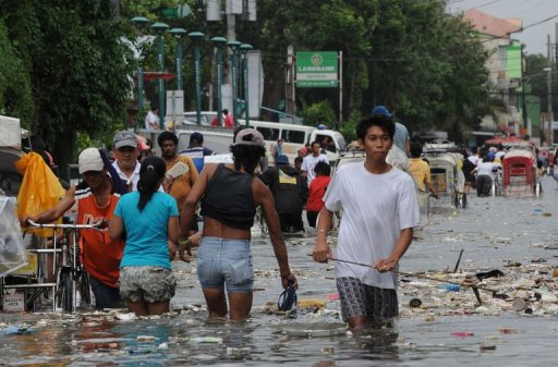 台风“苏拉”离境，菲律宾多地仍积水不退。