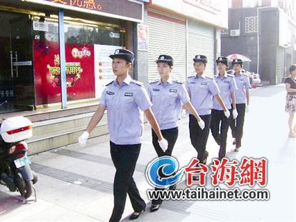 炎热的8月，漳州迎来了一道亮丽的风景线漳州市城管执法局女子中队的队员们。她们身着笔挺的城管执法制服，英姿飒爽，在漳州的闹市街头悄然上岗。