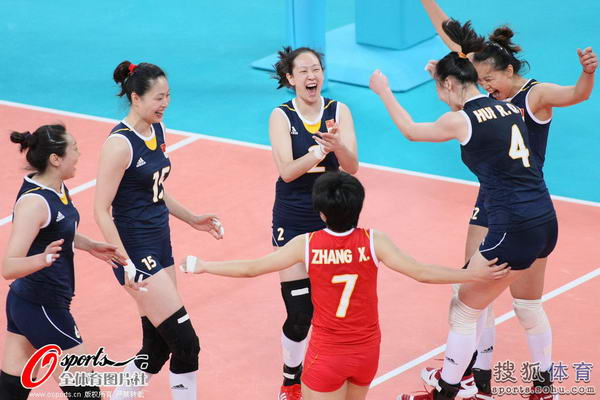 奥运图:中国女排负巴西遭连败 女排姑娘鼓舞