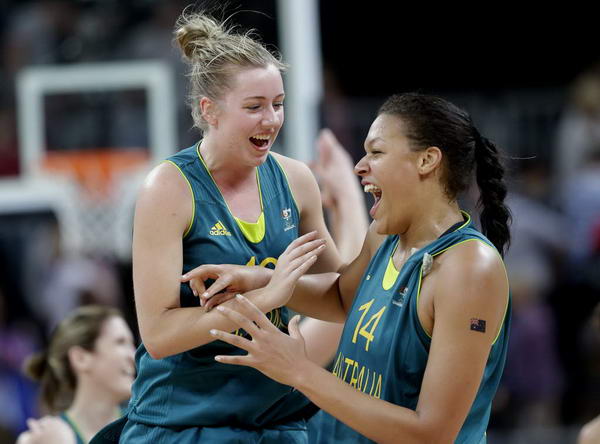 奥运图:澳大利亚女篮险胜俄罗斯 队员高兴