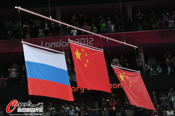 奥运图:中国蹦床双子星闪耀赛场 五星红旗升起