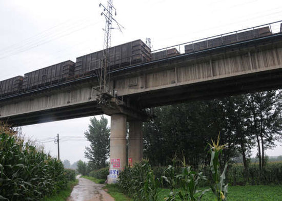 大秦铁路事故续:村民无桥可过只能从铁路桥通