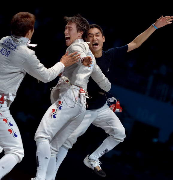 在男子佩剑团体决赛中,韩国队以45-26击败了罗马尼亚队,夺得金牌