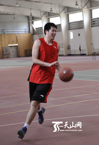 新疆体育记者与杜峰篮球训练营进行友谊赛(组