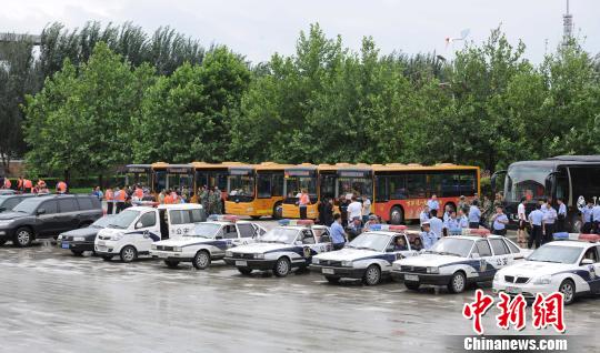图为8月4日辽宁公安干警赴该省灾区参与救援。秦逸摄
