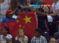 奥运视频-赛场现有爱一幕 黑人美女挥红旗助威