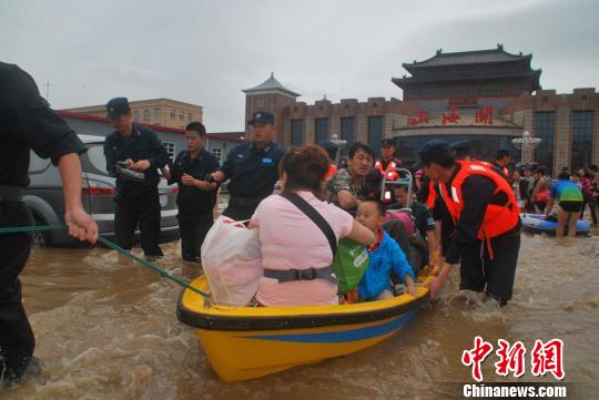 图为海军某部用冲锋舟将重点旅客带离山海关车站尹永吉摄