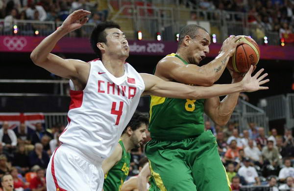 奥运图:男篮小组赛中国vs巴西 身体对抗