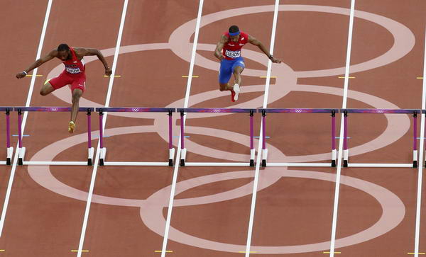 奥运图:400米栏汀斯利等进决赛 比赛选手跨栏