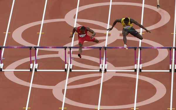 奥运图:400米栏汀斯利等进决赛 选手奋力跨栏