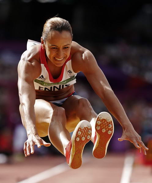 奥运图:恩尼斯女七项全能夺冠 跳远过程