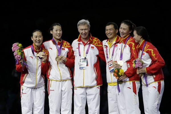 奥运图:中国女重创历史夺金 与教练合影