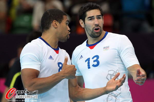 奥运图:男子手球冰岛胜法国 法国队员交流