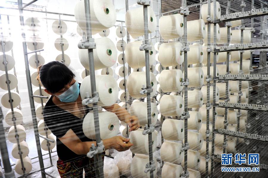 回龙坝一家织布厂内一名工人在上班(8月2日摄.