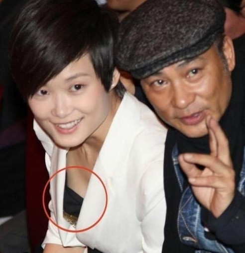 李宇春秀胸前事业线 网友:身材有料女人味足(图)