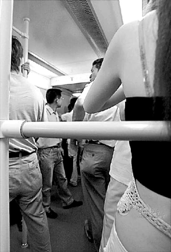 广州地铁列车内,一名着装暴露的女子引来众多"目光".