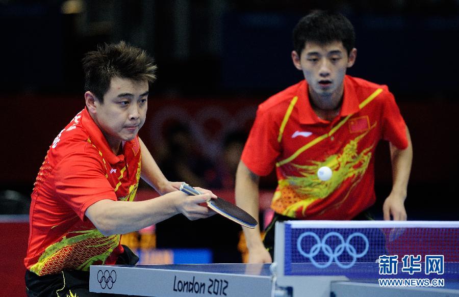 8月5日,队球员王皓(左)/张继科在比赛中.