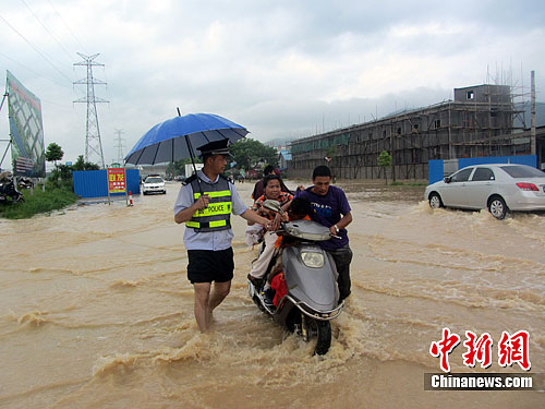 福建连江受暴雨侵袭 警方全力救助受灾群众(图