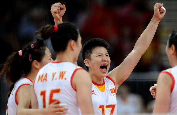 奥运图:中国女排险胜韩国 庆祝得分
