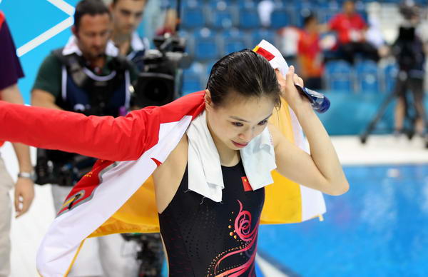 奥运图:跳水3米板决赛吴敏霞夺冠 披上衣服