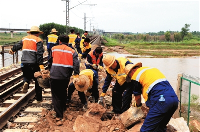 8月5日,山海关工务段职工在运输片石修路。新华社发