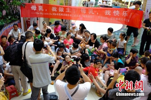 中国多地妈妈街头集体哺乳"快闪"宣传母乳喂养(组图)