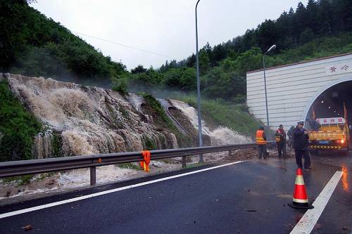 辽宁:多地遭洪水肆虐 公路交通受严重影响(图)