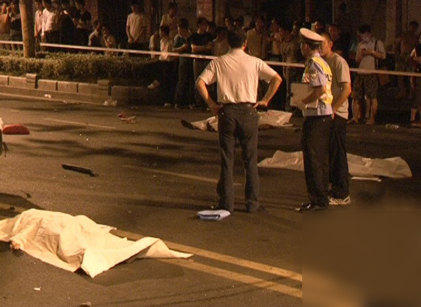 现场图:南京两车相撞 车内男女被甩出车外4人