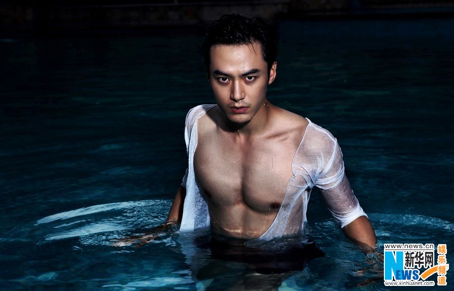 茅子俊泳池性感写真曝光 展完美身材尽显男儿美(组图)