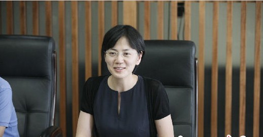 沈冰以中间政法委信息中间副主任身份正在海淀法院调研