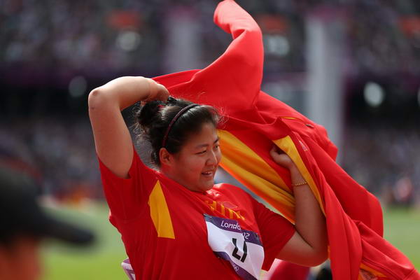 奥运图:女子铅球中国三选手进决赛 穿衣服