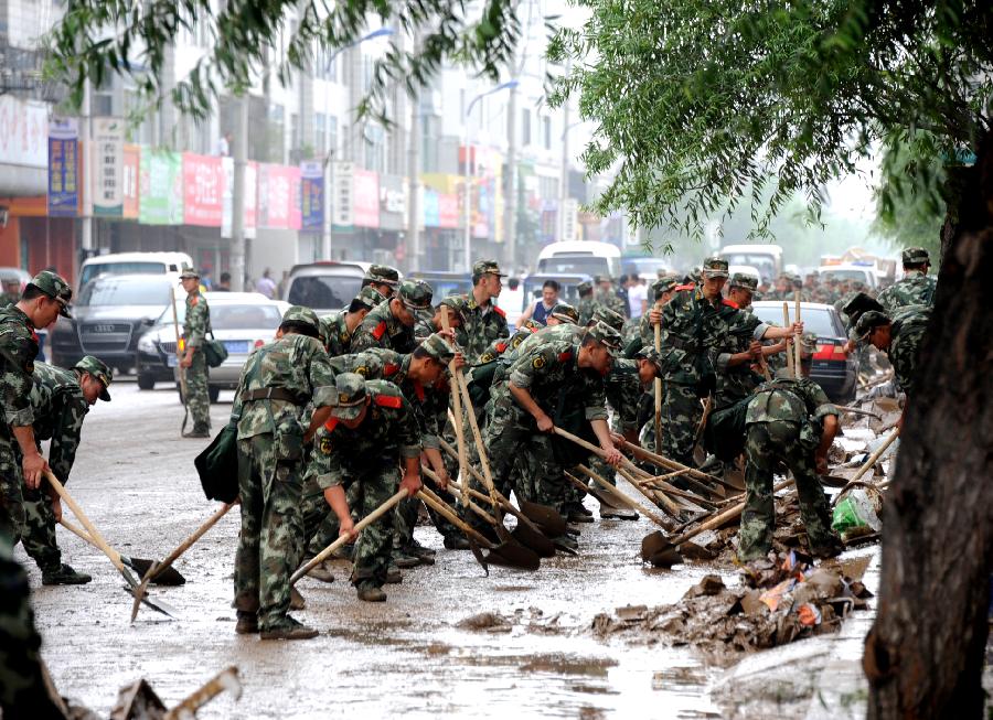 辽宁盖州:武警官兵奋战抗洪第一线武警营口市支队官兵在辽宁盖州市