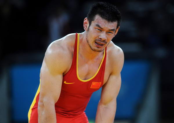 奥运图:男子摔跤120公斤资格赛 刘德利喘气