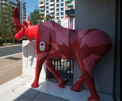 图为加拿大公寓前的吉祥物驯鹿截图