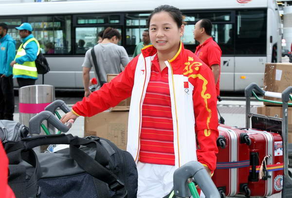 奥运图:中国举重队载誉回国 李雪英