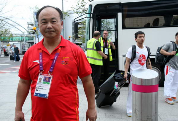奥运图:中国举重队载誉回国 男队总教练陈文斌