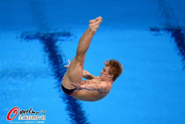 奥运图:跳水男子三米板预赛 抱腿动作