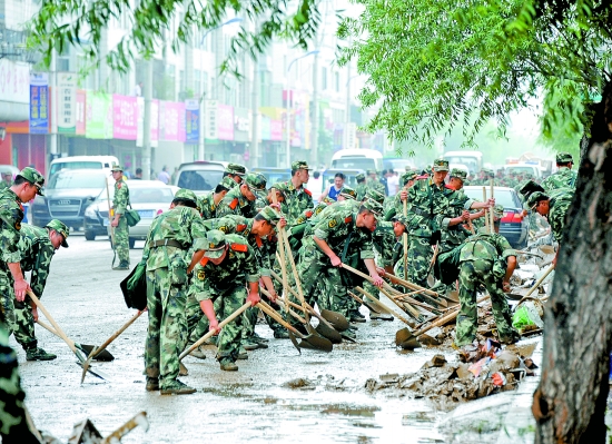 武警官兵奋战抗洪第一线(图)