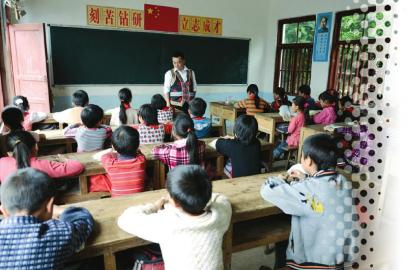 李应志给学生们上课。