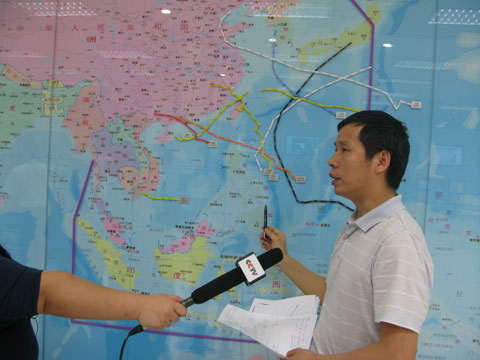 中国气象局台风与海洋气象预报中心主任钱传海接受采访（摄影：李菁）