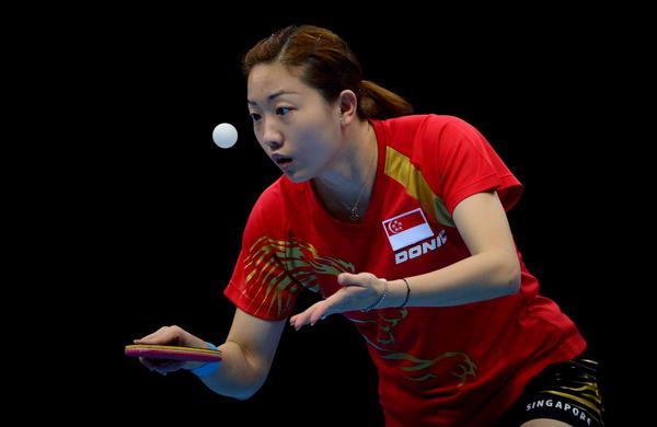 奥运图:女乒团体新加坡夺铜 李佳薇比赛中发球