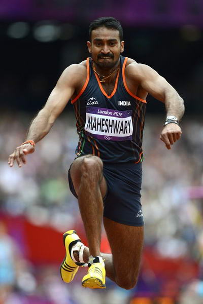 奥运图:男子三级跳远赛 印度选手助跑