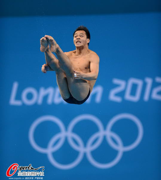 奥运图:跳水男子3米板半决赛 何冲抱膝