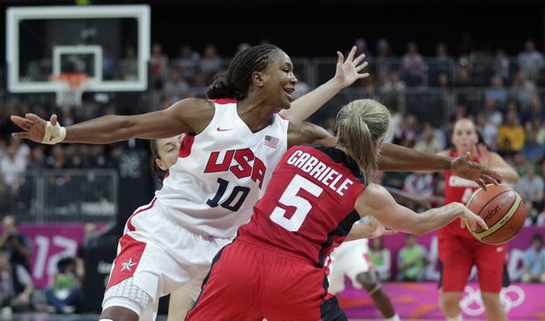 奥运图:美国女篮大胜加拿大 卡钦斯防守