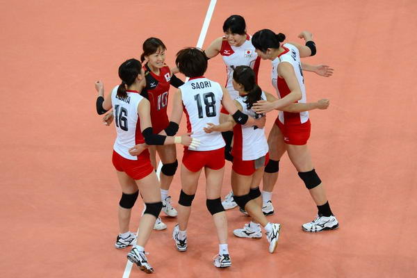 奥运图:日本女排险胜中国 庆祝得分